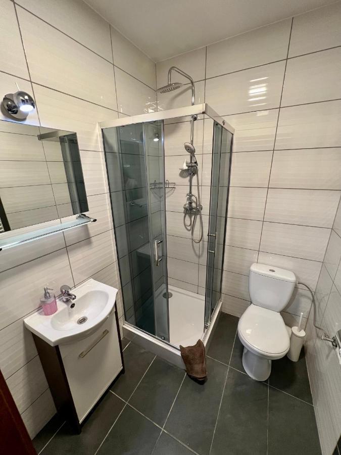 Apartamenty Ostrowiec - Pokoje Goscinne Centrum ออสตรอเวียตซ์ชเวียนตอกชิสกี ภายนอก รูปภาพ