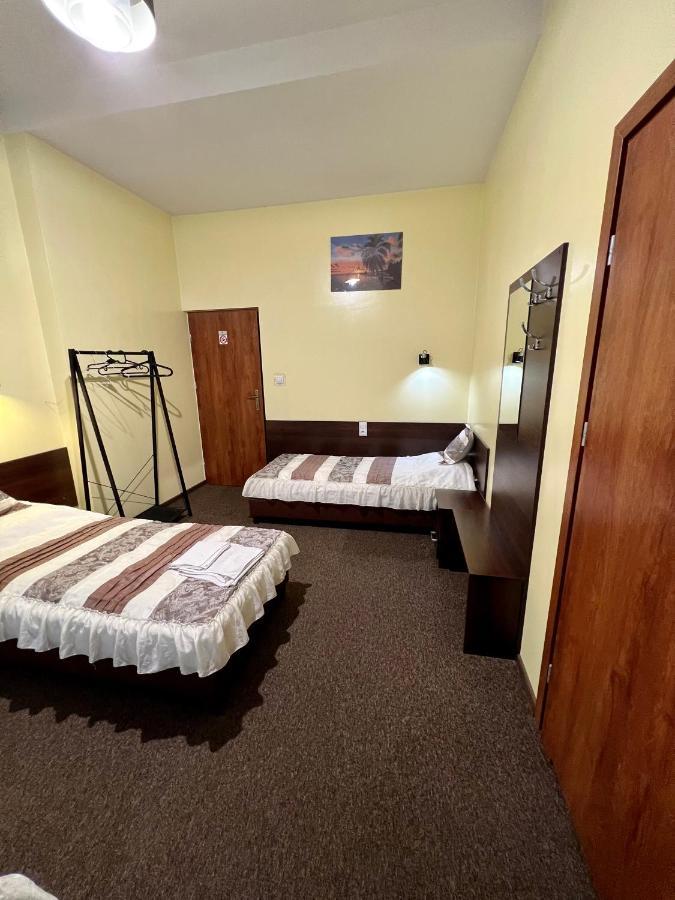 Apartamenty Ostrowiec - Pokoje Goscinne Centrum ออสตรอเวียตซ์ชเวียนตอกชิสกี ภายนอก รูปภาพ