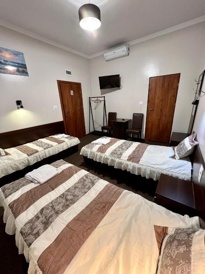 Apartamenty Ostrowiec - Pokoje Goscinne Centrum ออสตรอเวียตซ์ชเวียนตอกชิสกี ภายนอก รูปภาพ