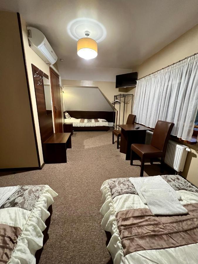 Apartamenty Ostrowiec - Pokoje Goscinne Centrum ออสตรอเวียตซ์ชเวียนตอกชิสกี ภายนอก รูปภาพ