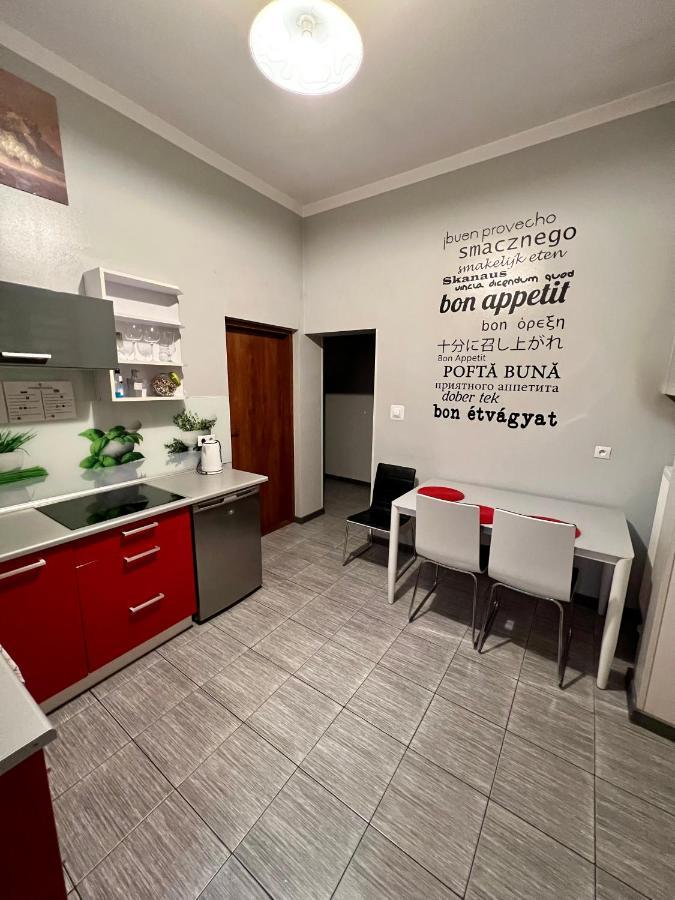 Apartamenty Ostrowiec - Pokoje Goscinne Centrum ออสตรอเวียตซ์ชเวียนตอกชิสกี ภายนอก รูปภาพ