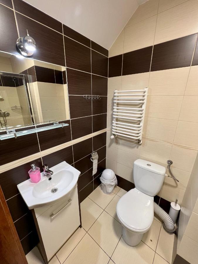 Apartamenty Ostrowiec - Pokoje Goscinne Centrum ออสตรอเวียตซ์ชเวียนตอกชิสกี ภายนอก รูปภาพ