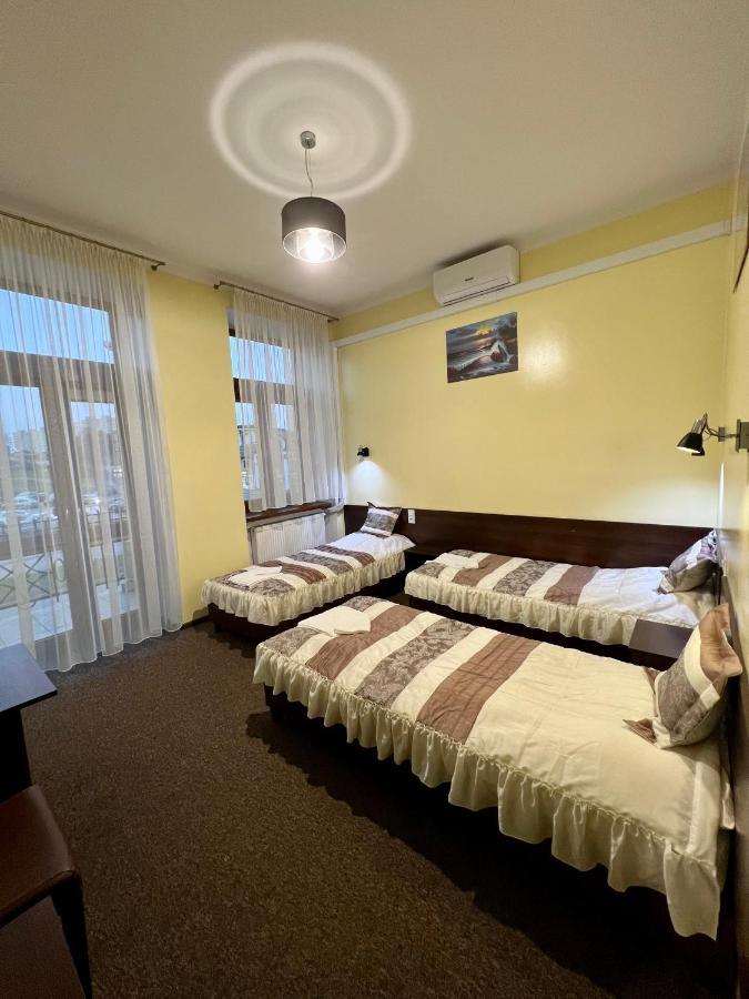 Apartamenty Ostrowiec - Pokoje Goscinne Centrum ออสตรอเวียตซ์ชเวียนตอกชิสกี ภายนอก รูปภาพ