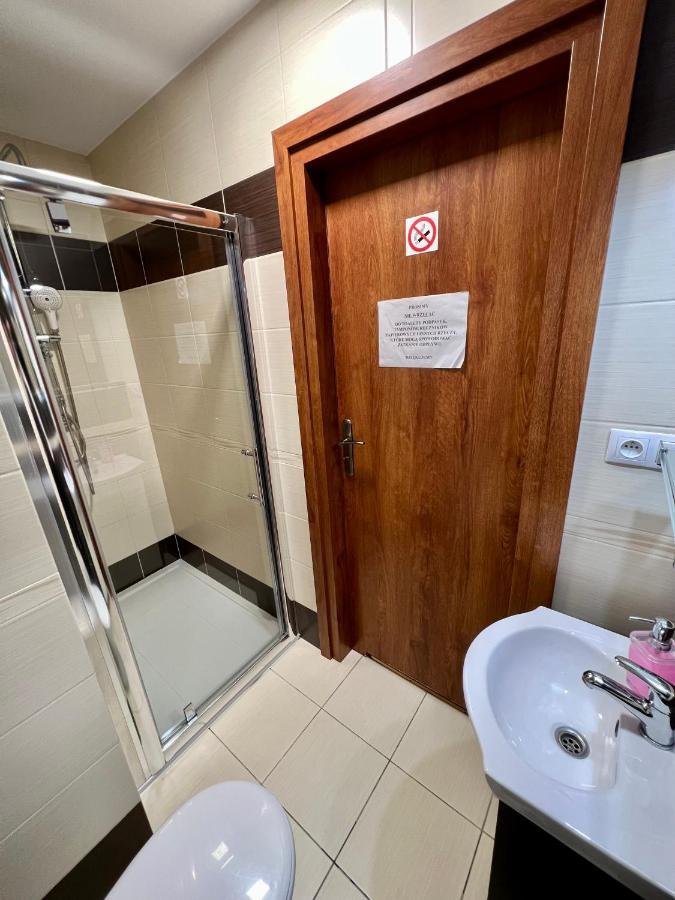 Apartamenty Ostrowiec - Pokoje Goscinne Centrum ออสตรอเวียตซ์ชเวียนตอกชิสกี ภายนอก รูปภาพ