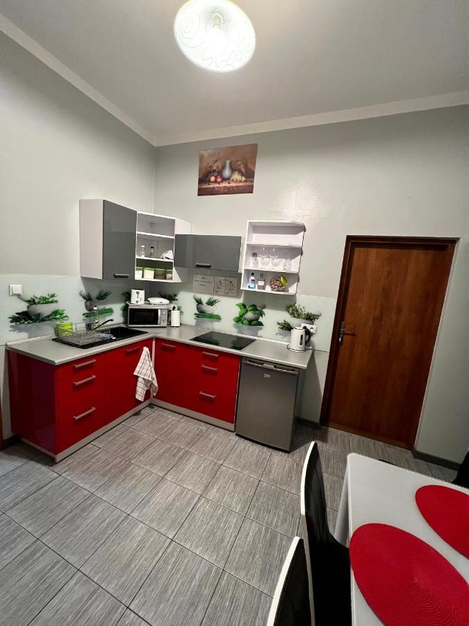 Apartamenty Ostrowiec - Pokoje Goscinne Centrum ออสตรอเวียตซ์ชเวียนตอกชิสกี ภายนอก รูปภาพ