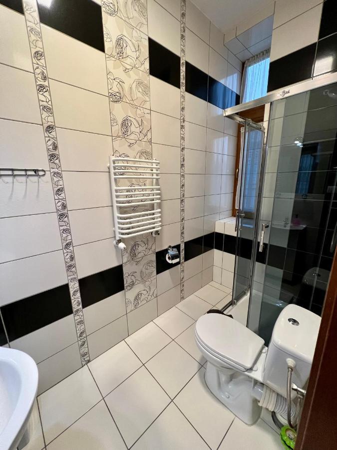 Apartamenty Ostrowiec - Pokoje Goscinne Centrum ออสตรอเวียตซ์ชเวียนตอกชิสกี ภายนอก รูปภาพ