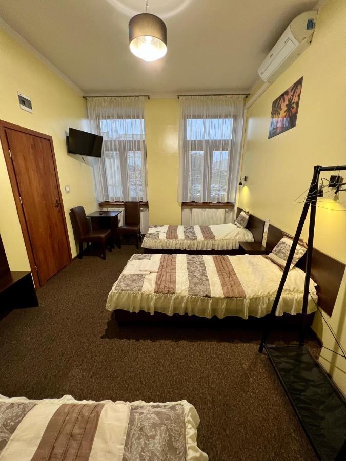 Apartamenty Ostrowiec - Pokoje Goscinne Centrum ออสตรอเวียตซ์ชเวียนตอกชิสกี ภายนอก รูปภาพ