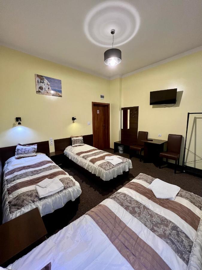 Apartamenty Ostrowiec - Pokoje Goscinne Centrum ออสตรอเวียตซ์ชเวียนตอกชิสกี ภายนอก รูปภาพ
