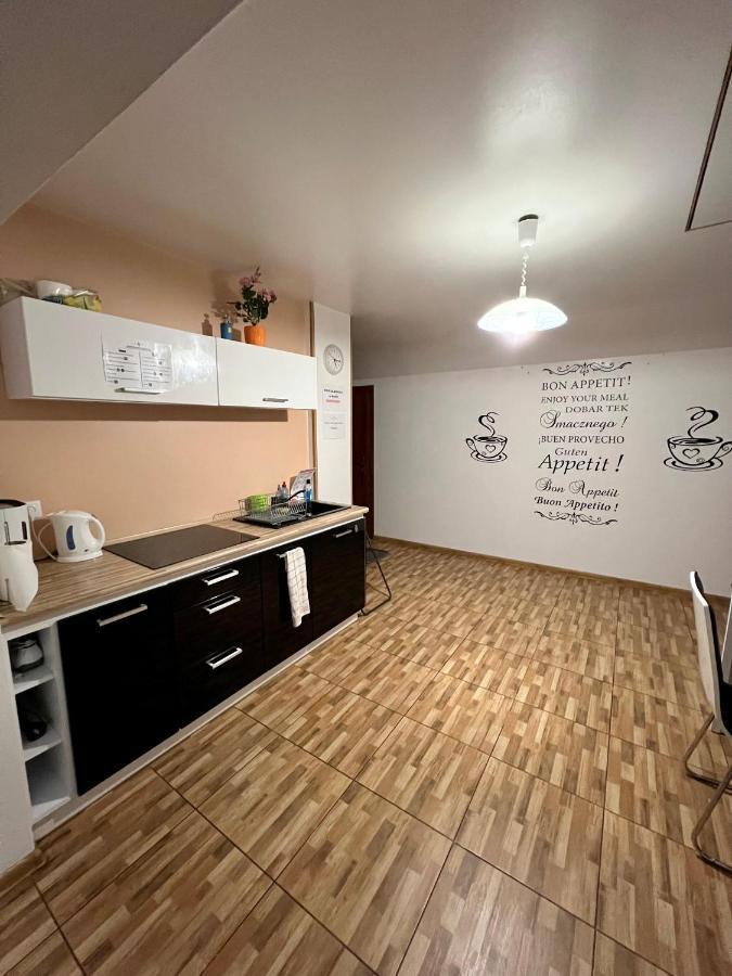 Apartamenty Ostrowiec - Pokoje Goscinne Centrum ออสตรอเวียตซ์ชเวียนตอกชิสกี ภายนอก รูปภาพ