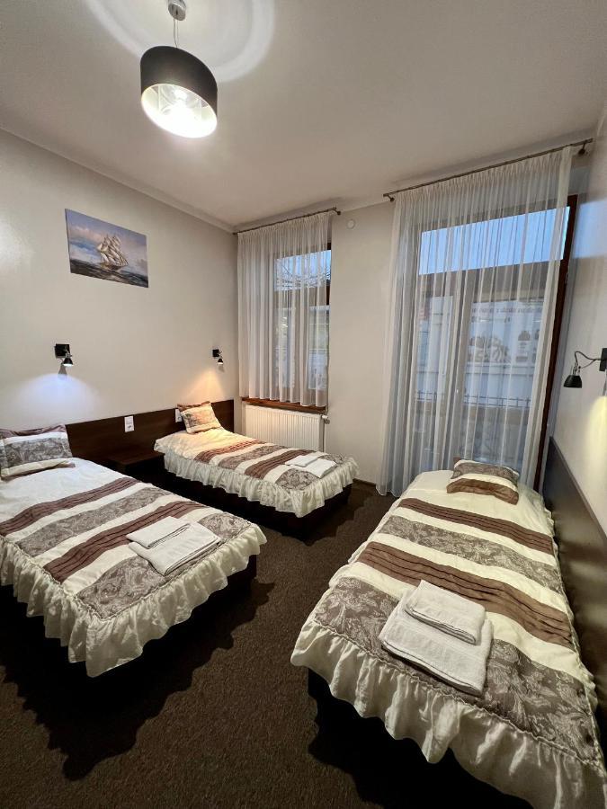 Apartamenty Ostrowiec - Pokoje Goscinne Centrum ออสตรอเวียตซ์ชเวียนตอกชิสกี ภายนอก รูปภาพ
