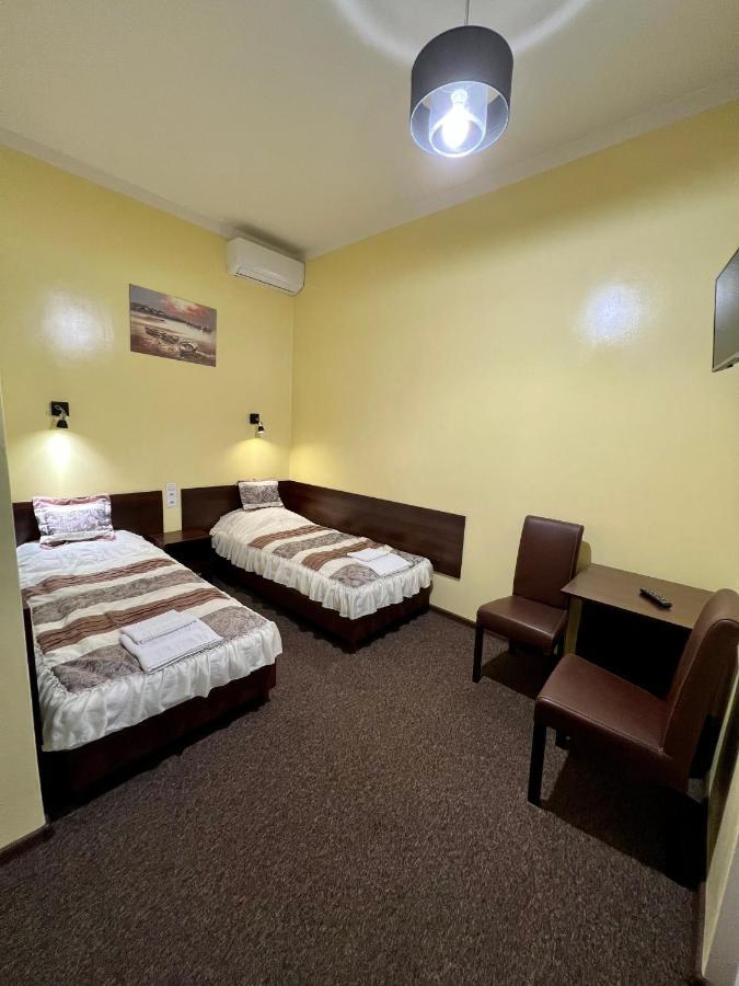 Apartamenty Ostrowiec - Pokoje Goscinne Centrum ออสตรอเวียตซ์ชเวียนตอกชิสกี ภายนอก รูปภาพ