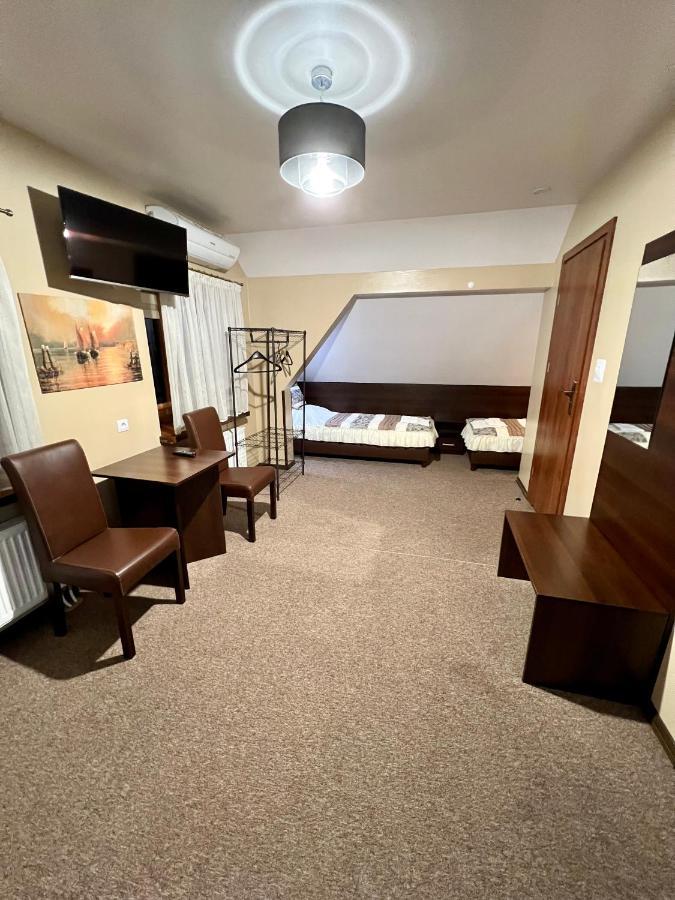 Apartamenty Ostrowiec - Pokoje Goscinne Centrum ออสตรอเวียตซ์ชเวียนตอกชิสกี ภายนอก รูปภาพ