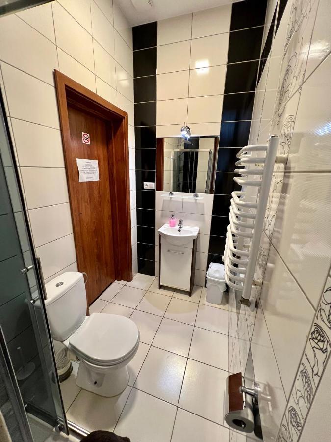 Apartamenty Ostrowiec - Pokoje Goscinne Centrum ออสตรอเวียตซ์ชเวียนตอกชิสกี ภายนอก รูปภาพ