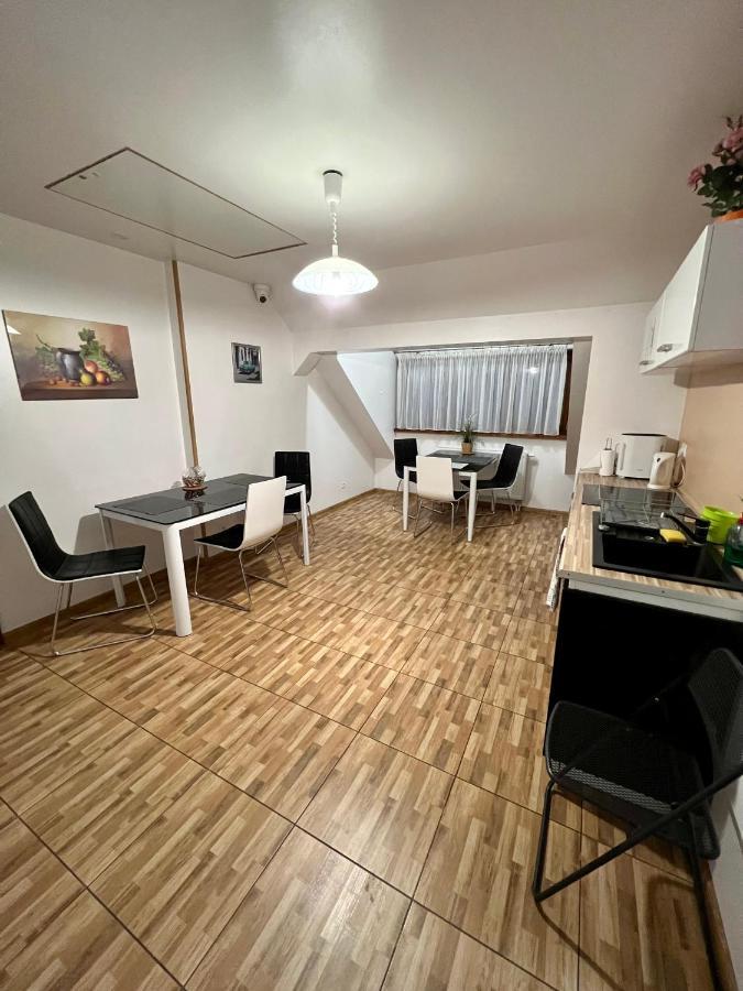 Apartamenty Ostrowiec - Pokoje Goscinne Centrum ออสตรอเวียตซ์ชเวียนตอกชิสกี ภายนอก รูปภาพ